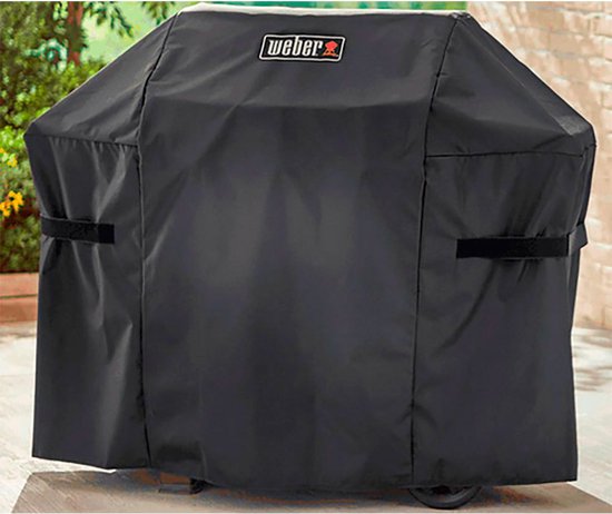 Zwarte Weber grillhoes in een buitenomgeving met bakstenen muur.