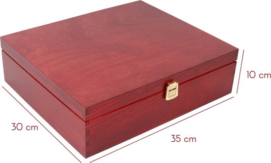 Gesloten rode houten kist met gouden sluiting, getoond vanuit een hoek.