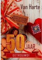 Van harte gefeliciteerd! 50 jaar getrouwd! Een grappige kaart met cadeautjes en hartjes. Een leuke kaart om zo te geven of om bij een cadeau te voegen. Een dubbele wenskaart inclusief envelop en in folie verpakt.