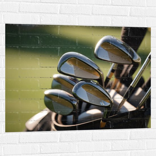 Muursticker - Golf Clubs in Trolley op Golfbaan - 100x75 cm Foto op Muursticker