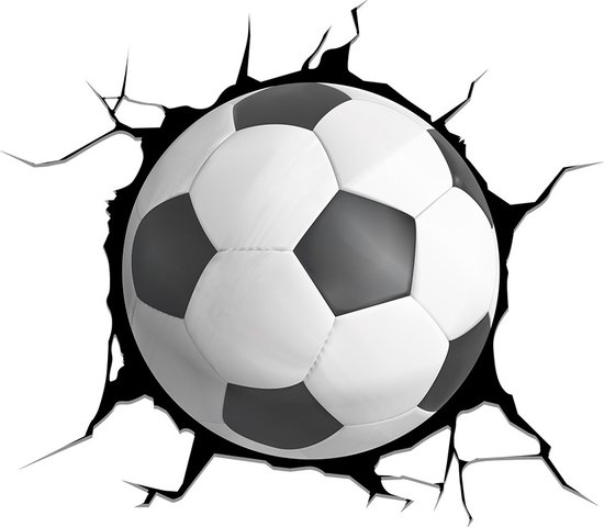 Zwart-witte voetbal breekt door een muur met scheuren.