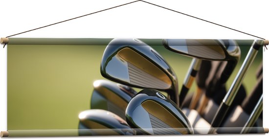 Textielposter - Golf Clubs in Trolley op Golfbaan - 120x40 cm Foto op Textiel