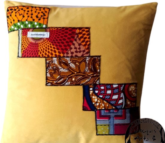 Jacqui's Arts & Designs - fait main - coussin décoratif - 45x45 - tissu africain - accessoires de maison - salon - imprimé africain - ocre - patchwork - coloré - velours - inspiration africaine