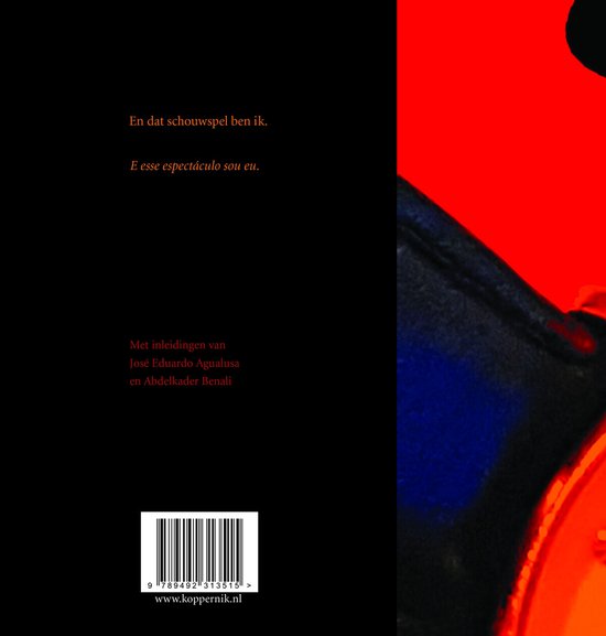 Boekcover met tekst 'En dat schouwspel ben ik.' en 'Met inleidingen van José Eduardo Agualusa en Abdelkader Benali'. Rechts een rode en blauwe abstracte vorm.