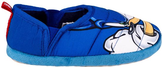 Blauwe slof met op de neus een afbeelding van Sonic the Hedgehog, met een rode lus aan de achterkant.