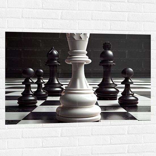 Muursticker - Zwarte Schaakstukken om Witte Koning op Schaakbord (Zwart-wit) - 105x70 cm Foto op Muursticker