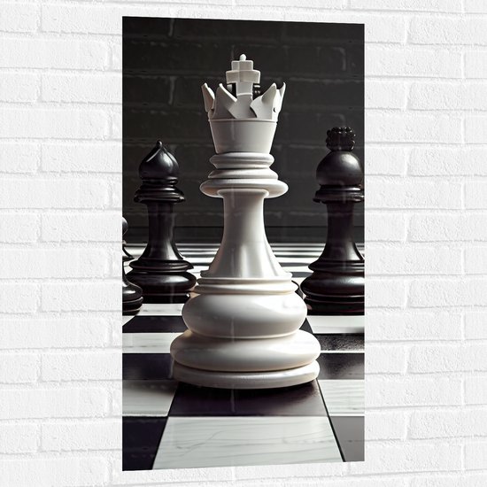Muursticker - Zwarte Schaakstukken om Witte Koning op Schaakbord (Zwart-wit) - 50x100 cm Foto op Muursticker