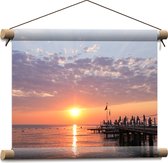 Textielposter - Zon Zakkend in de Zee bij Pier - 40x30 cm Foto op Textiel