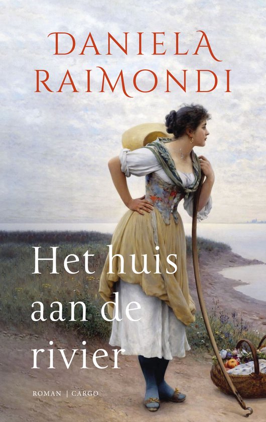Boekcover: "Het huis aan de rivier" van Daniela Raimondi. Een vrouw in traditionele kledij met een hoed op haar schouder staat naast een mand met fruit.