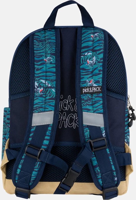 Achterkant van een blauwe rugzak met tijgerprint, zandkleurige onderkant en reflecterende strepen.