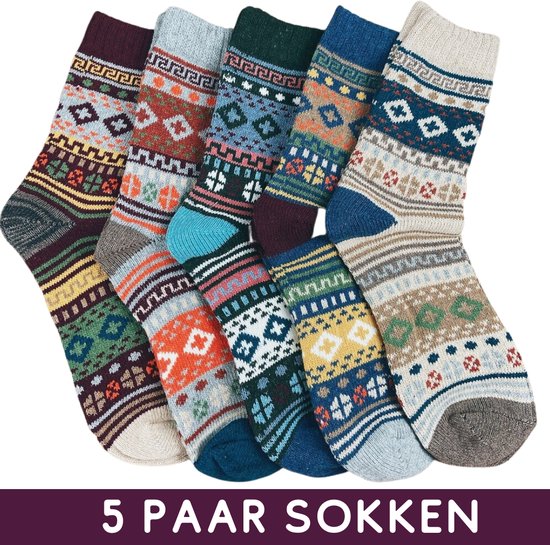 Cinq paires de chaussettes en tricot de style scandinave, avec divers motifs colorés et bords unis.