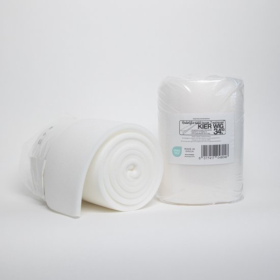 Twee opgerolde witte schuimrubberen matraswiggen in plastic verpakking, op een witte achtergrond.