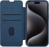 Nillkin Qin Pro Cloth Hoesje voor de Apple iPhone 15 Pro Max - Book Case met Camera Slider - Ruimte voor Twee Pasjes Blauw