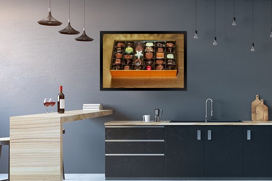 Photo encadrée - Une boîte pleine de chocolats belges cadre photo noir 90x60 cm - Affiche encadrée (Décoration murale salon / chambre)