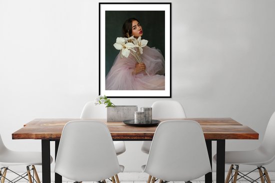 Portrait de femme avec de grandes fleurs blanches à la main 60x80 cm