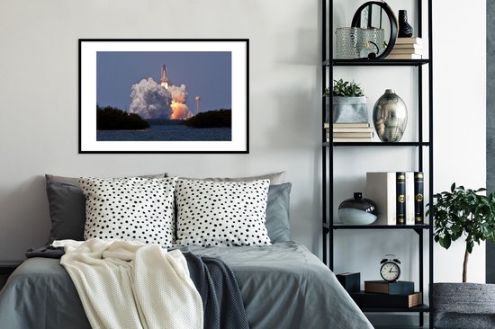 Photo en cadre - Lancement de fusée du cadre photo Space Shuttle Atlantis noir avec passe-partout blanc 60x90 90x60 cm - Affiche sous cadre (Décoration murale salon / chambre)