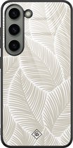 Casimoda® hoesje - Geschikt voor Samsung Galaxy S23 - Palmy Leaves Beige - Luxe Hard Case Zwart - Backcover telefoonhoesje - Bruin/beige