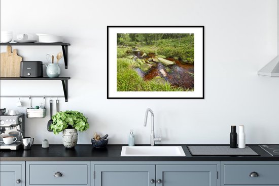 Photo encadrée - Rivière teintée rouge dans le parc national allemand du Harz Cadre photo noir avec passe-partout blanc 80x60 cm - Affiche encadrée (Décoration murale salon / chambre)