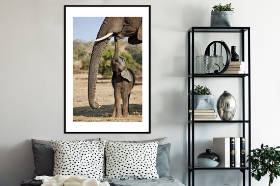 Affiche avec cadre Éléphants - Bébé éléphant communique avec sa mère - Cadre photo noir - 80x120 cm - Affiche avec cadre