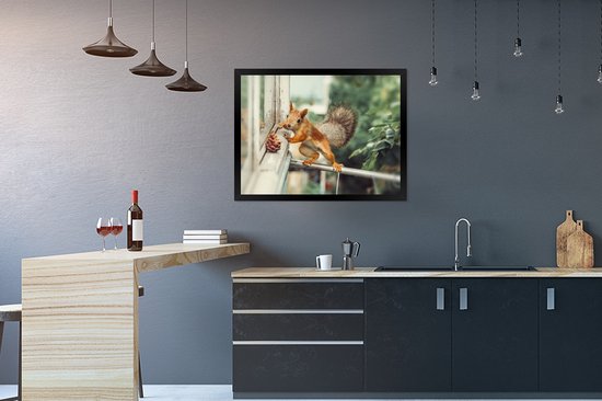 Photo en cadre - Un curieux écureuil sur un poteau de fer cadre photo noir sans passe partout 80x60 cm - Affiche sous cadre (Décoration murale salon / chambre)