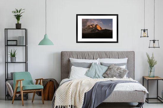 Photo en cadre - K2 cadre photo montagne dans la brume noir avec passe-partout blanc 60x90 90x60 cm - Affiche sous cadre (Décoration murale salon / chambre)