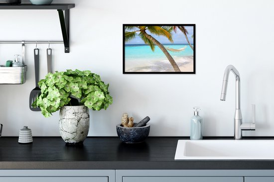 Photo encadrée - Hamac près de deux palmiers aux Maldives cadre photo noir 30x20 cm - Affiche encadrée (Décoration murale salon / chambre) / Mer et plage