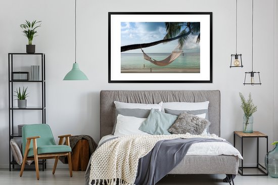 Photo encadrée - Hamac attaché à un palmier près d'une plage Cadre photo noir avec passe-partout blanc xxl 120x80 cm - Affiche encadrée (Décoration murale salon / chambre) / Mer et plage