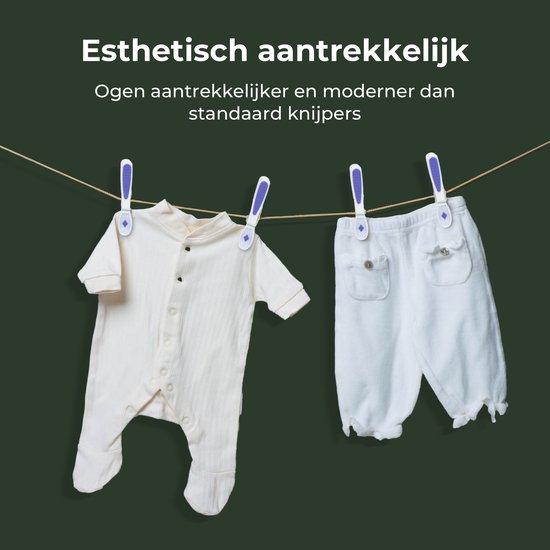 Wit baby-rompertje en broekje hangen aan een waslijn met paarse wasknijpers, "Esthetisch aantrekkelijk".