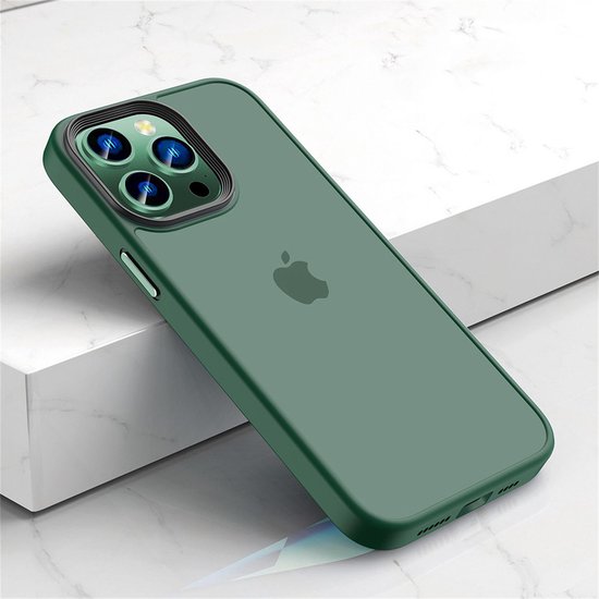 Coque de téléphone verte et transparente pour iPhone 15 avec logo pomme, posée sur une surface blanche.