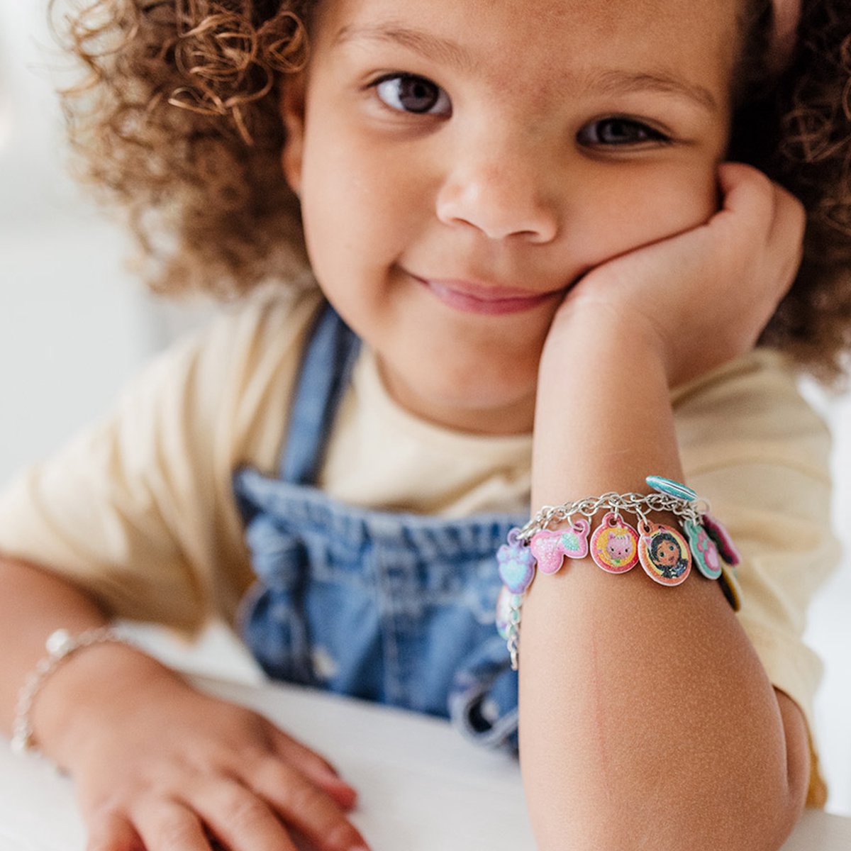 Gabby's Poppenhuis Totum knutselpakket XL 3 in 1 bedel armbandjes maken speelgoed meisjes, diamond paint, spraypens en sjablonen - Gabby's Dollhouse cadeautip knutselen creatief speelgoed — afbeelding 3