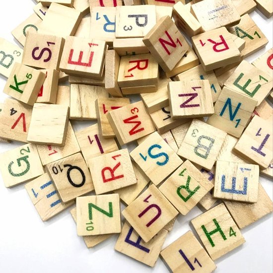 Houten scrabble letters gekleurd - 100 stuks - blokjes 2 cm bij 1,8 cm - Alfabet decoratie blokjes