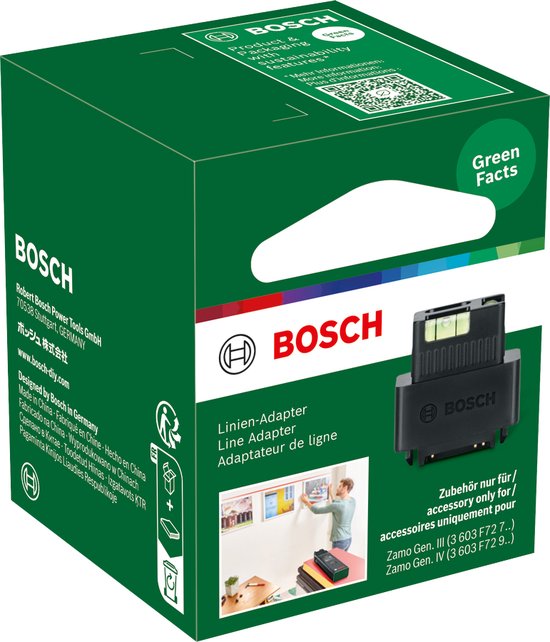 Doos van Bosch lijnadapter met 'Green Facts', productfoto en informatie over duurzaamheid. Een afbeelding toont een man die foto's ophangt.