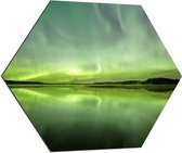 Dibond Hexagon - Fel Noorderlicht boven Meer - 70x60.9 cm Foto op Hexagon (Met Ophangsysteem)