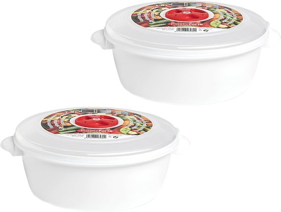 Twee witte kunststof magnetronschalen van 1,5 liter, elk met transparant deksel en rood ventiel. Labels tonen groenten en 'Plastic Forte'.