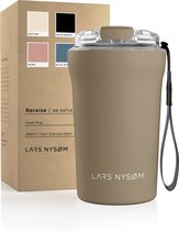 LARS NYSØM - 'Rørelse' Thermo Coffee Mug-to-go 380ml - BPA-vrij met Isolatie - Met Draagriem & Tritan Deksel - Greige