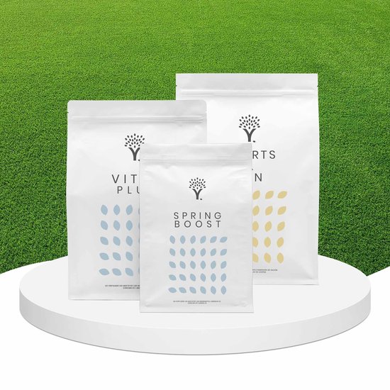 Drie zakken gazonmest van verschillende formaten op een wit podium, met de labels 'Vital Plus', 'Spring Boost' en 'Sports & Fun'.