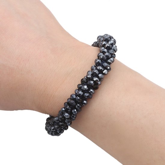 Zwarte, facetgeslepen kristallen armband op een pols.
