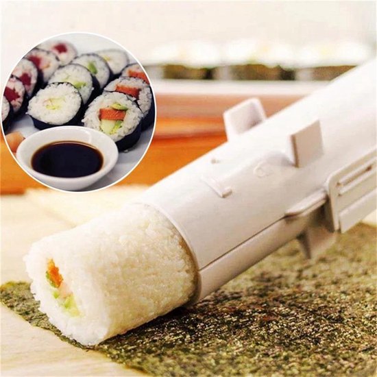 Sushi-maker in actie, met aan één kant de maker en aan de andere kant een schaaltje met sushirolletjes en sojasaus.