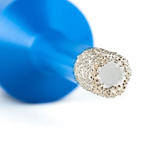 Close-up van de diamant-gecoate rand van een blauwe Qerato diamantboor.