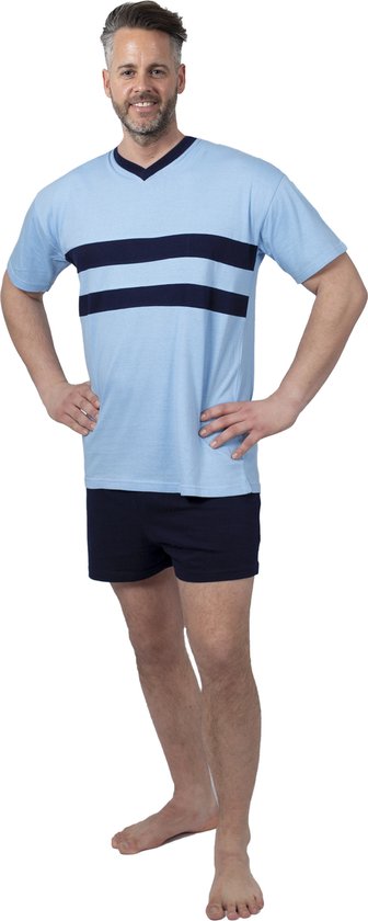 Homme, mains sur les hanches, portant un haut de pyjama bleu clair à rayures bleu marine et un short de pyjama bleu marine.