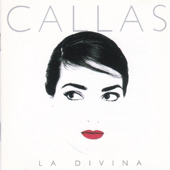 Close-up van Maria Callas met zwarte haren, rode lippen en zwarte eyeliner. Titel 'CALLAS LA DIVINA' erboven.