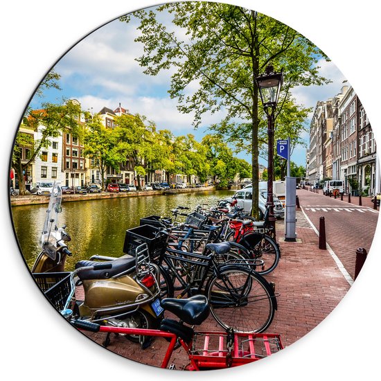 Dibond Muurcirkel - Rij Fiets Geparkeerd langs de Gracht in Amsterdam - 30x30 cm Foto op Aluminium Muurcirkel (met ophangsysteem)
