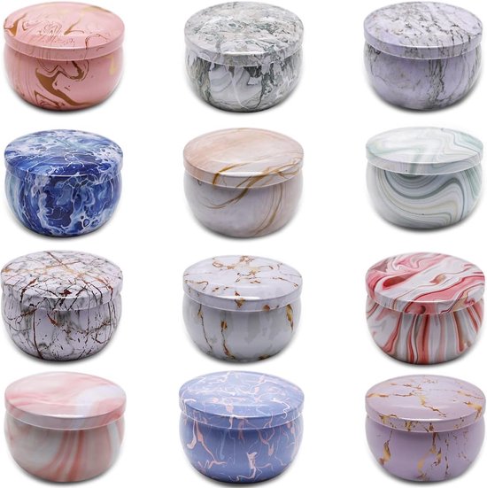 Een raster van twaalf kaarsen met marmerpatroon in verschillende kleuren, waaronder roze, groen, paars, blauw en grijs, met gouden accenten.