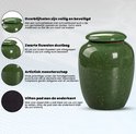 Groene keramische urn met schroefdeksel, fluwelen zak en vilten onderkant.