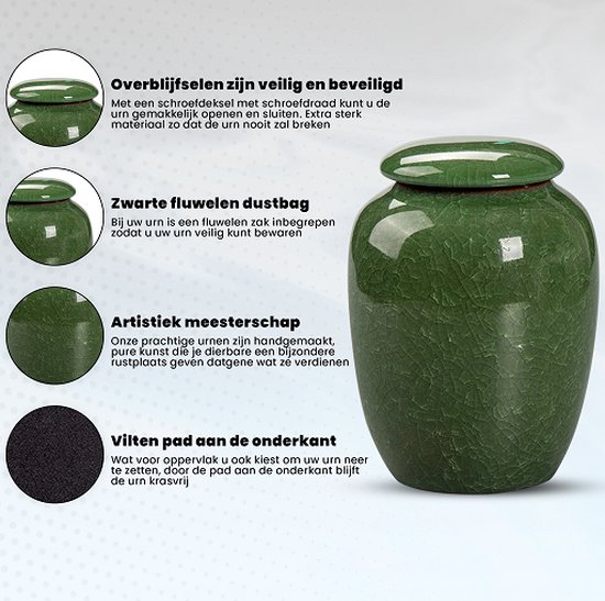 Groene keramische urn met schroefdeksel, fluwelen zak en vilten onderkant.