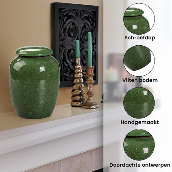Groene, handgemaakte keramische urn met schroefdeksel en vilten bodem.