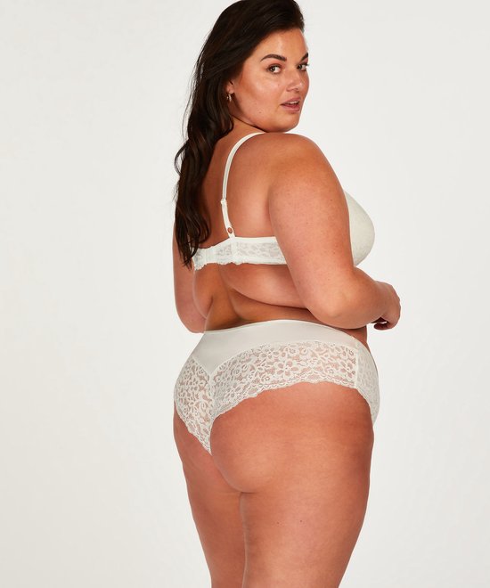 Model van achteren gezien, draagt een witte kanten bh en een wit kanten broekje.