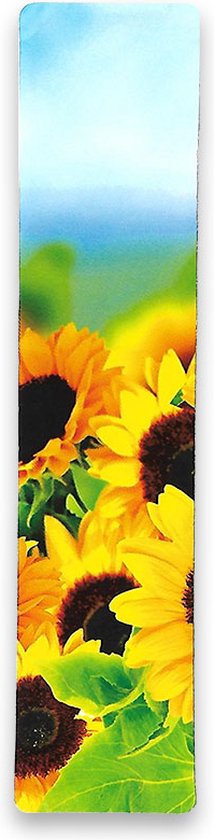 Een smalle sticker met een close-up van gele zonnebloemen met groene bladeren en een blauwe lucht.
