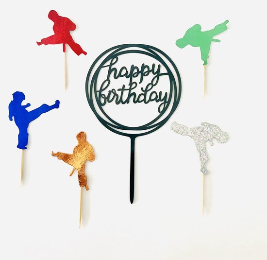 Zwarte 'Happy Birthday' taarttopper met 5 karateka-prikkers in rood, groen, blauw, koper en glitter.