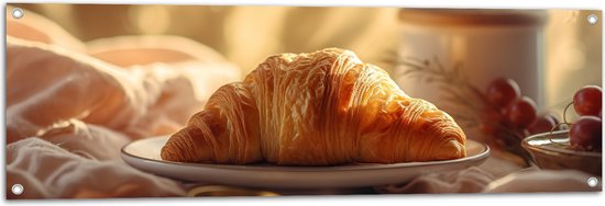 Tuinposter – Versgebakken Croissantje op Plateau bij High Tea - 120x40 cm Foto op Tuinposter (wanddecoratie voor buiten en binnen)